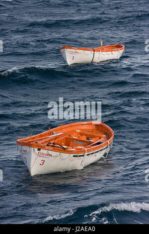 Détroit de Bransfield, Antarctique. Photo historique du premier navire touristique Antarctique le MS Explorer (Little red ship) naufrage du 23 novembre. L'année 2007. Banque D'Images