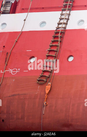 Détroit de Bransfield, Antarctique. Photo historique du premier navire touristique Antarctique le MS Explorer (Little red ship) naufrage du 23 novembre. L'année 2007. Banque D'Images