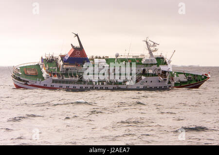 Détroit de Bransfield, Antarctique. Photo historique du premier navire touristique Antarctique le MS Explorer (Little red ship) naufrage du 23 novembre. L'année 2007. Banque D'Images