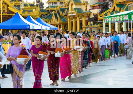 Myanmar (Birmanie), région de Yangon, Yangon, Shwedagon Pagoda, novice coordination pour les garçons qui entrent temporairement dans un monastère Banque D'Images