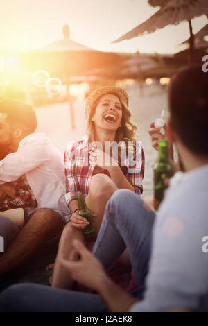 Heureux les amis à faire la fête et s'amuser sur la plage à l'été Banque D'Images