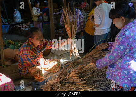 Myanmar (Birmanie), région de Mandalay, Nyaung-U, marché des producteurs Banque D'Images