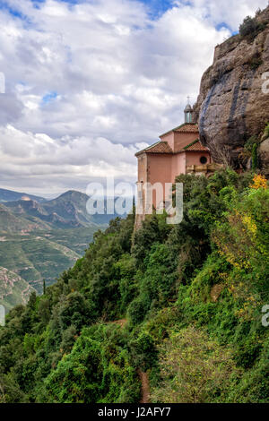 Vue sur le Monastère de Santa Cova. Montserrat. L'Espagne. Banque D'Images