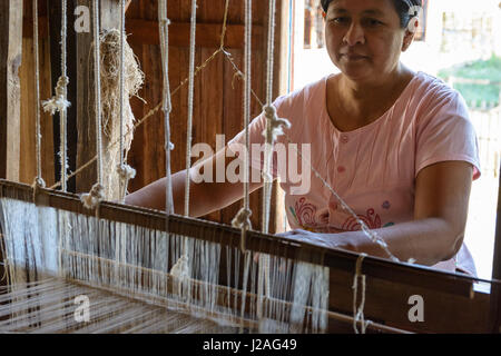 Myanmar (Birmanie), Shan, Taunggyi, Lotus le tissage de la soie Banque D'Images