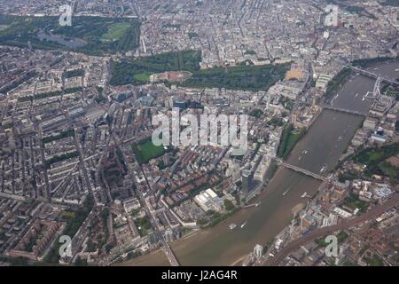 Vue aérienne de Londres et de la Tamise avec le palais de Buckingham et le Palais de Westminster en vue Banque D'Images