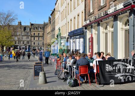 Les touristes assis en plein air bénéficiant d'un plateau/bouilloire dans Edinburgh's Grassmarket, Ecosse, Royaume-Uni Banque D'Images