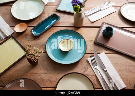 Portrait de la faïence et des couverts sur une table Banque D'Images