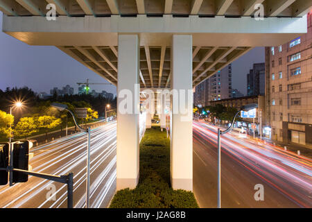 Chine, Shanghai, de Yan'an de passerelle avec l'autoroute en ville distance sur soirée d'automne Banque D'Images