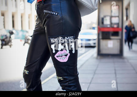 Londres - Février 2017 : de femme portant un pantalon de cuir décoré standing in street lors de la London Fashion Week Banque D'Images