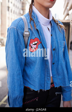 Londres - Février 2017 : Mid section of woman wearing denim shirt décoré de rue pendant la Semaine de la mode de Londres Banque D'Images