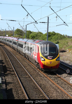 Pendolino Virgin West Coast électrique train Hest Banque sur la West Coast Main Line (WCML) portant le logo entreprise est grande. Banque D'Images