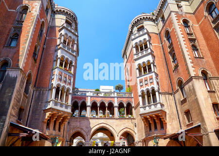 ISTANBUL, TURQUIE - le 13 juillet 2014 : Deux bâtiment de cinq étages et l'arc fait en vénitien de style néo-gothique dans la cour de Saint Antoine de Padoue Ch Banque D'Images