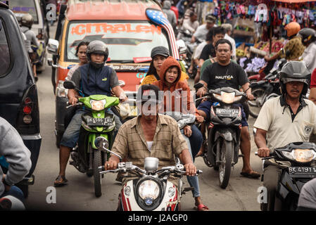 L'Indonésie, Sumatera Utara, Kota Medan, scènes de route Banque D'Images