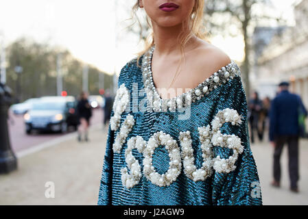 Londres - Février 2017 : taille de la mode féminine portant Ashish haut, debout dans la rue, London Fashion Week, jour 4. Banque D'Images