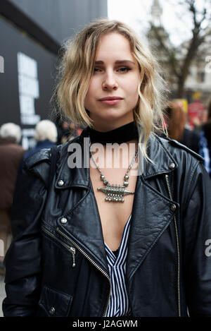 Londres - Février 2017 : taille de la femme portant un blouson de cuir noir, collier noir et argent collier de la Street, London Fashion Week, jour 5. Banque D'Images