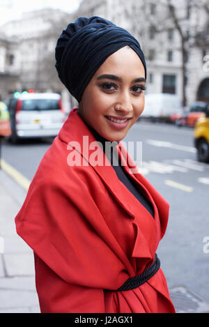 Londres - Février 2017 : mannequin et blogger Mariah Idrissi dans la rue, London Fashion Week, jour 5. Banque D'Images