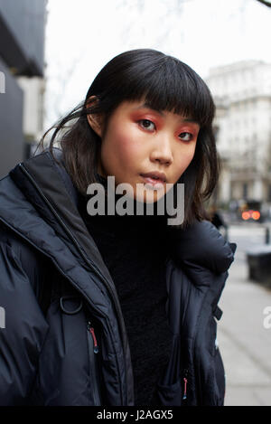 Londres - Février 2017 : Fashion model Grace Ming dans la rue, London Fashion Week, jour 5. Banque D'Images