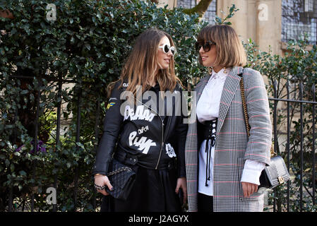 Londres - Février 2017 : deux femmes à la mode en dehors de l'Écosse Pringle show, London Fashion Week, jour 4. Banque D'Images