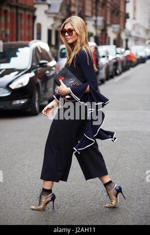 Londres - Février 2017 : Fashion blogger Natalia Georgala crossing street, London Fashion Week, jour 4. Banque D'Images