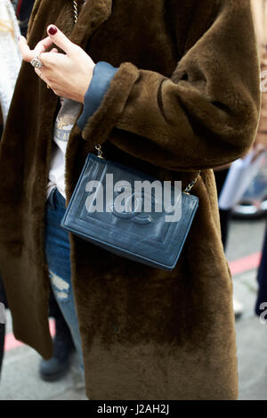 Londres - Février 2017 : de femme portant un manteau de fourrure marron avec un sac à main Chanel corps dans la rue lors de la London Fashion Week, vertical Banque D'Images