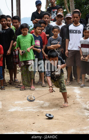 L'INDONÉSIE, Bali, Kaboul à Buleleng, gymnastique compétition pour le village des jeunes. Le maire a un arbitre Banque D'Images