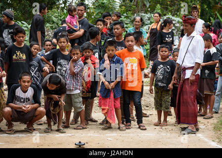 L'INDONÉSIE, Bali, Kaboul à Buleleng, gymnastique compétition pour le village des jeunes. Le maire a un arbitre Banque D'Images