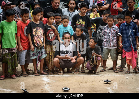 L'INDONÉSIE, Bali, Kaboul à Buleleng, gymnastique compétition pour le village des jeunes. Le maire a un arbitre Banque D'Images