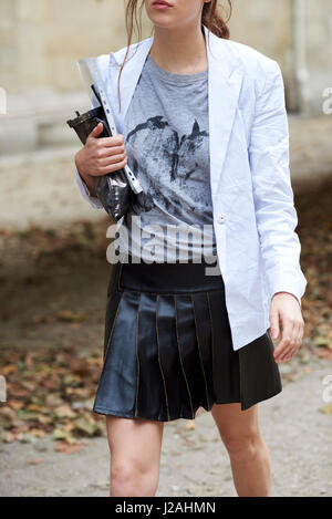 Femme portant le kilt en cuir noir et blanc, veste crop Banque D'Images