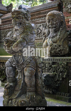 L'INDONÉSIE, Bali, Ubud, le Kabedaten 'Monkey' de la forêt d'Ubud. Le parc autour d'un temple hindou est habité par des free-roaming, sainte Javan monkeys Banque D'Images