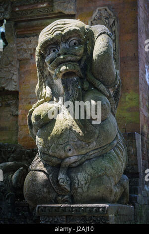 L'INDONÉSIE, Bali, Ubud, le Kabedaten 'Monkey' de la forêt d'Ubud. Le parc autour d'un temple hindou est habité par des free-roaming, sainte Javan monkeys Banque D'Images