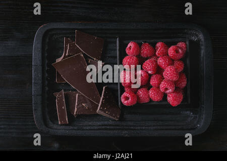 Variété de hacher le chocolat avec framboises Banque D'Images