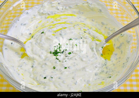 Fromage blanc avec de l'huile de lin et la ciboulette dans un bol, Close up, macro, full frame Banque D'Images
