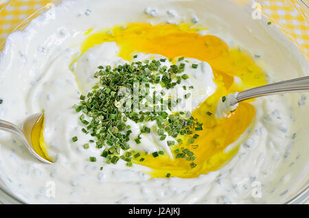 Fromage blanc avec de l'huile de lin et la ciboulette dans un bol, Close up, macro, full frame Banque D'Images