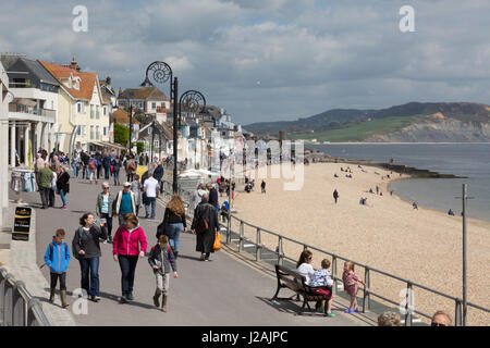 Les gens qui marchent sur Marine Parade, plage de Lyme Regis, Lyme Regis Dorset England UK Banque D'Images