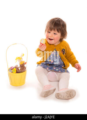 Tout-petit avec découpe oeuf de Pâques Banque D'Images