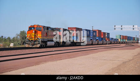 Train de fret passant Daggett, Comté de San Bernardino, Californie, USA Banque D'Images