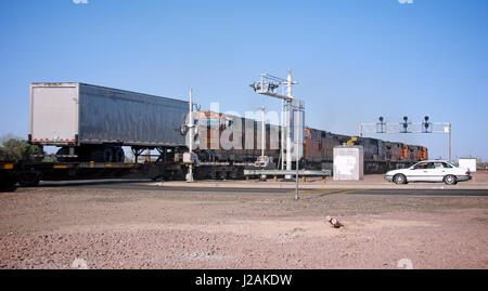 Train de fret passant Daggett, Comté de San Bernardino, Californie, USA Banque D'Images