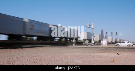 Train de fret passant Daggett, Comté de San Bernardino, Californie, USA Banque D'Images