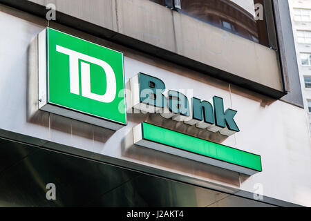 New York, 23 Novembre 2016 : un signe de la Banque TD au cours de l'un de la succursale dans la ville de New York. Banque D'Images