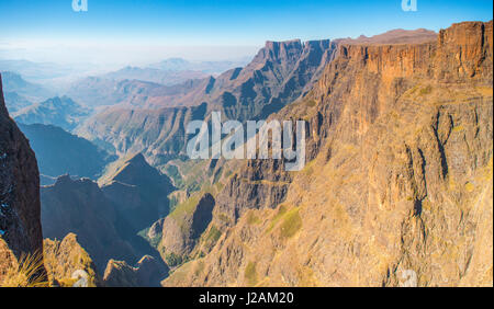 Vue du haut de la Tugela Falls, du plateau du Drakensberg, à la recherche jusqu'aux vallées ci-dessous. - Drakensberg Parc national royal Natal. Banque D'Images