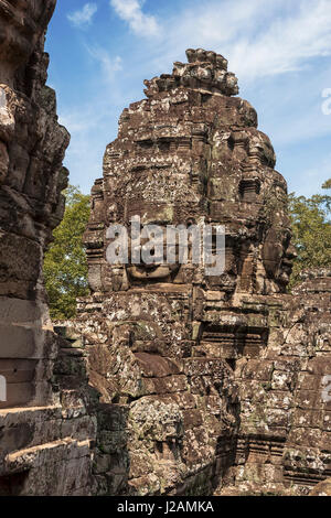 Sourire énigmatique visage sculpté, Prasat Bayon, Angkor, Siem Reap, Cambodge Banque D'Images