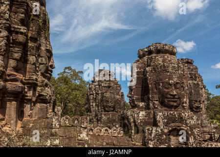 Une série de sourire énigmatique, Visages de pierre Prasat Bayon, Angkor, Siem Reap, Cambodge Banque D'Images