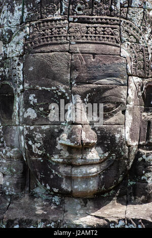 Sourire énigmatique visage sculpté, Prasat Bayon, Angkor, Siem Reap, Cambodge Banque D'Images