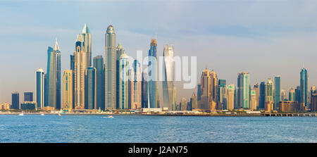 Dubaï - La soirée panorama de Marina Towers. Banque D'Images