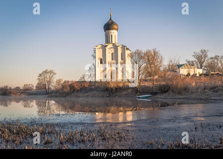 Vue de l'église de l'Intercession de la Sainte Vierge sur la rivière Nerl dans la lumière du soleil. Banque D'Images