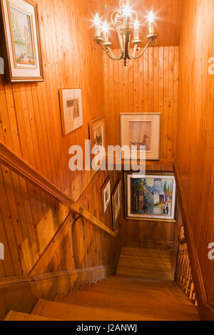 Escalier en bois menant à l'étage au rez-de-chaussée à l'intérieur d'un vieux style cottage 1920 accueil Banque D'Images