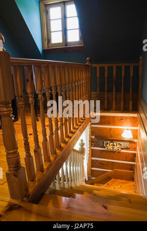 Escalier en bois menant à l'étage au rez-de-chaussée à l'intérieur d'un stacked log home, Québec, Canada Banque D'Images