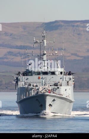 Le HMS Ramsey (M110), une classe de Sandown navire contre les mines de la Royal Navy, en passant Greenock au début de l'exercice Joint Warrior 17-1. Banque D'Images