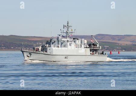 Le HMS Ramsey (M110), une classe de Sandown navire contre les mines de la Royal Navy, en passant Greenock au début de l'exercice Joint Warrior 17-1. Banque D'Images