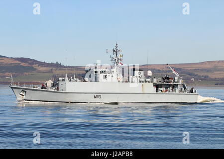 Le HMS Ramsey (M110), une classe de Sandown navire contre les mines de la Royal Navy, en passant Greenock au début de l'exercice Joint Warrior 17-1. Banque D'Images